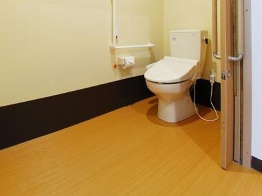 バリアフリーのトイレ空間