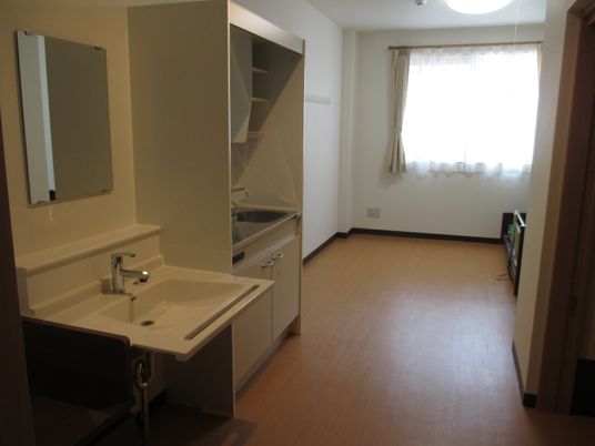 洗面台付きの明るい居室