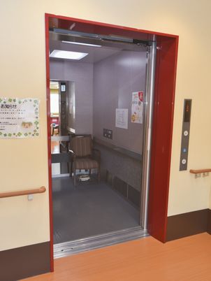 赤い枠のエレベーター入り口