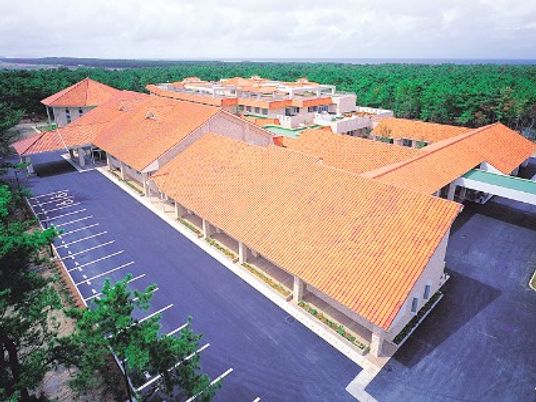 赤い屋根の建物外観  