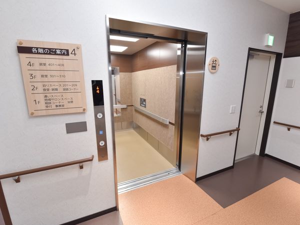 清潔感のあるエレベーターホール