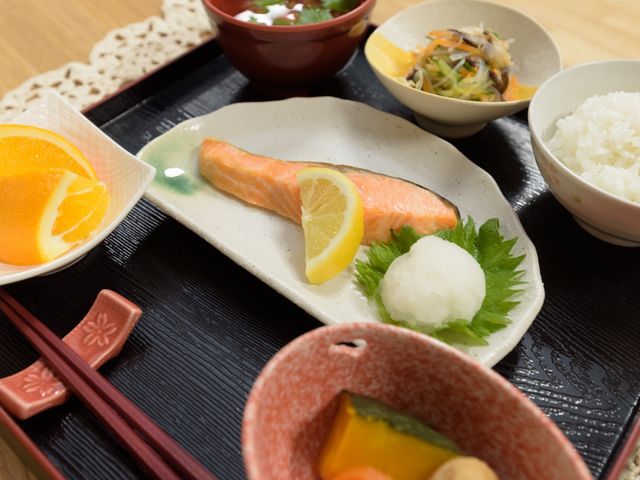 和風の食事盛り付け