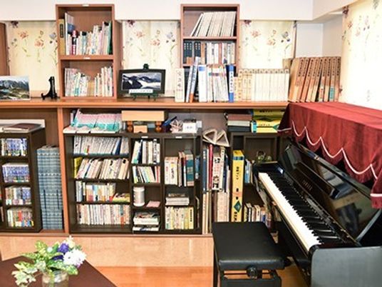 本やピアノのある居室