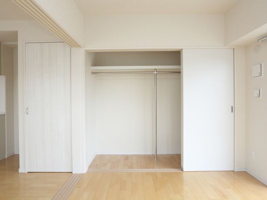 洋室のクローゼットと床