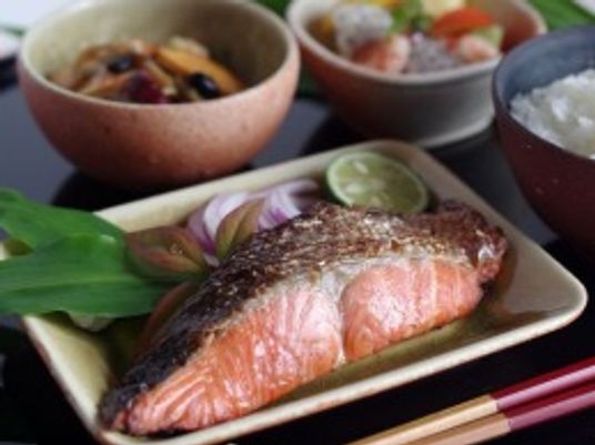 新鮮な魚の和食膳