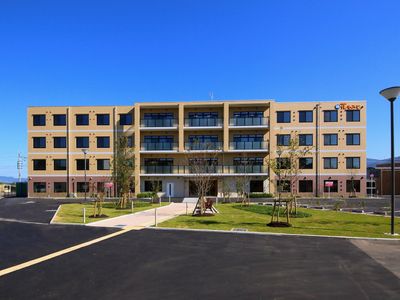 新築そうな外観の建物