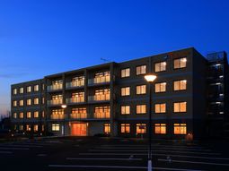 夕暮れ時の建物外観