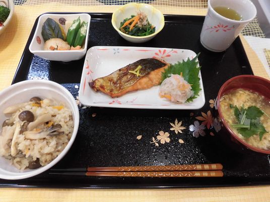 和風の健康的な食事セット