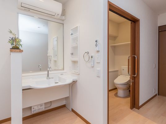 清潔なトイレと洗面台