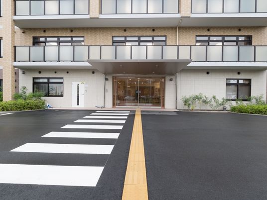明るい建物のエントランス