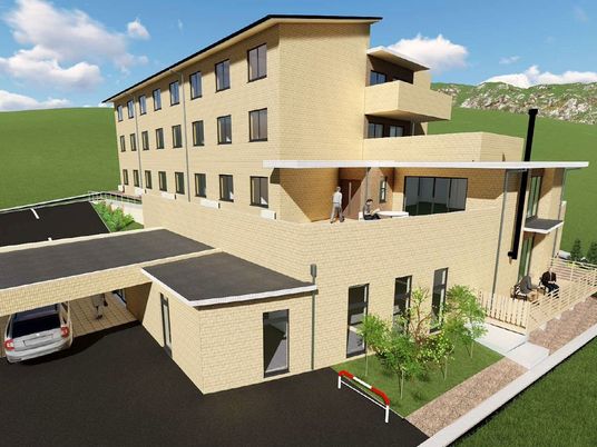 ４階建てで１階と２階にはテラスが用意されている。玄関の前には車を停めることができ、送迎がスムーズに行うことができる。