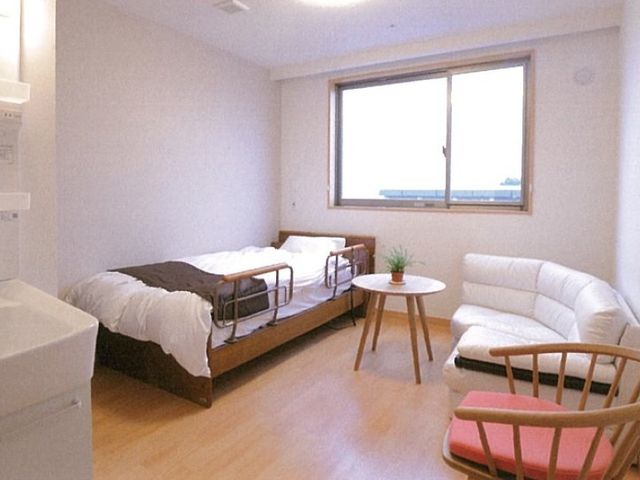 居室の明るい空間 居室 広々とした居室には、心地よいソファとベッドが完備され、快適な個人空間をお約束します。窓からは自然光が差し込み、温かな雰囲気を醸し出しています。