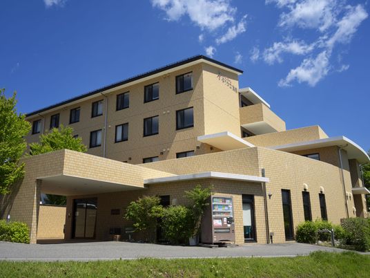 明るい外観の建物  