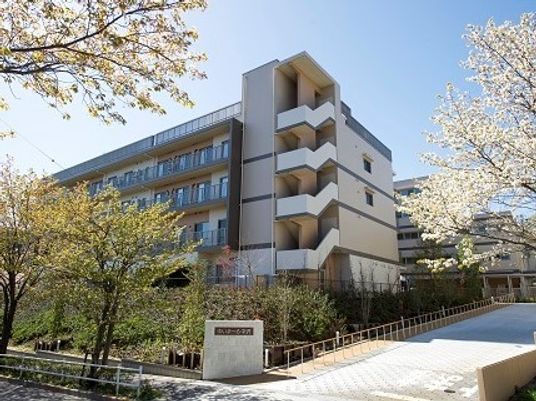 桜並木沿いの外観