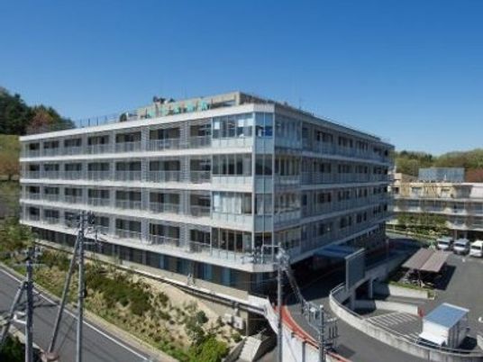 多階層のモダンな建物