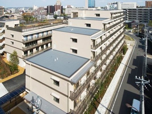 都市部の多階建て建物