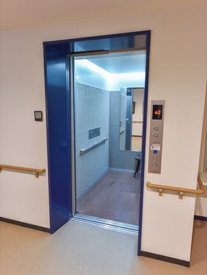 バリアフリー設計のエレベーター
