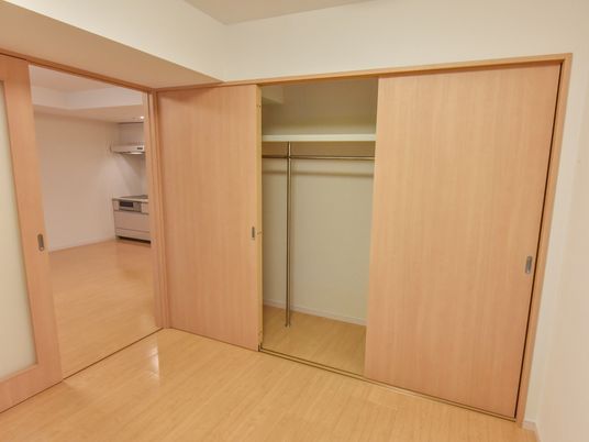 明るく広々とした居室