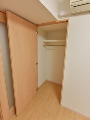 シンプルな洋室のクローゼット