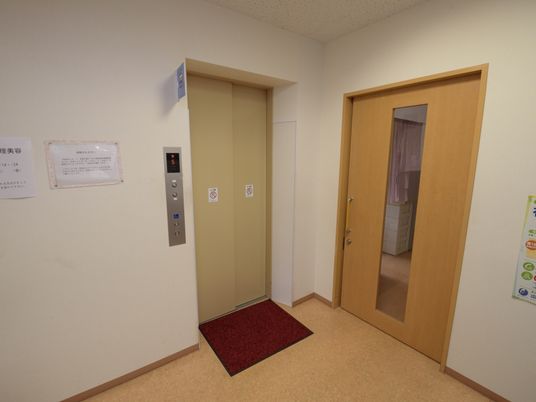 エレベーターと部屋の入口