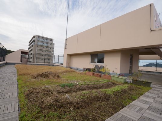 広々とした屋上の中庭