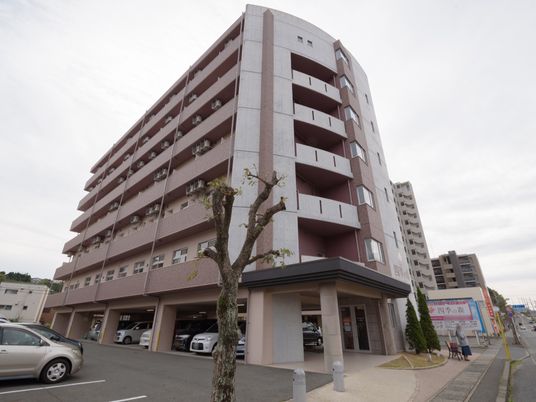 多階層の建物の外観