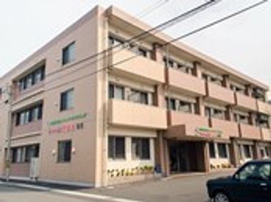 明るい施設の外観