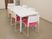 白いテーブルとピンクの椅子