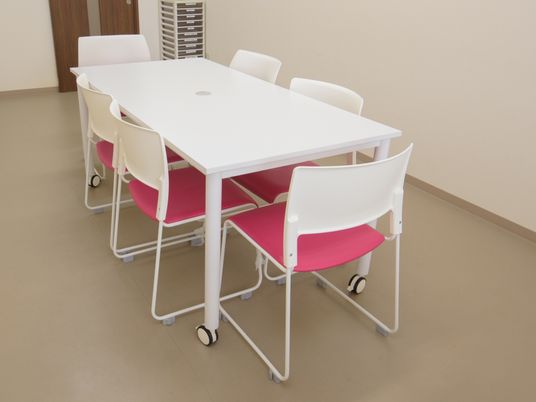 白いテーブルとピンクの椅子