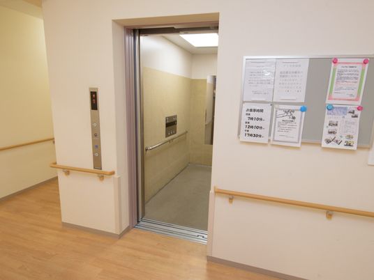 廊下とエレベーターの一角