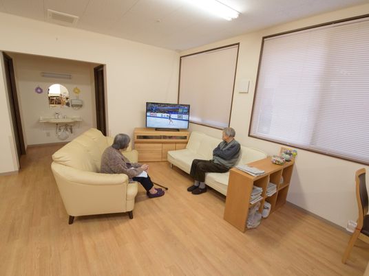 共有スペースで寛ぐ人々