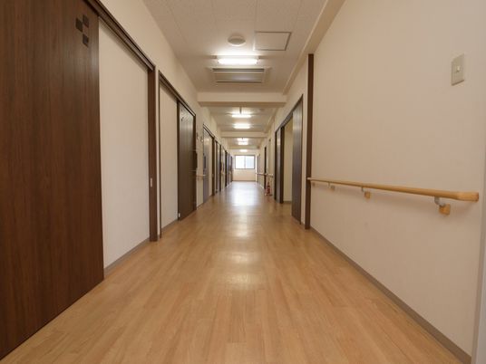 廊下の明るい木目調