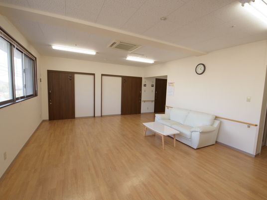 広々とした明るい休憩室