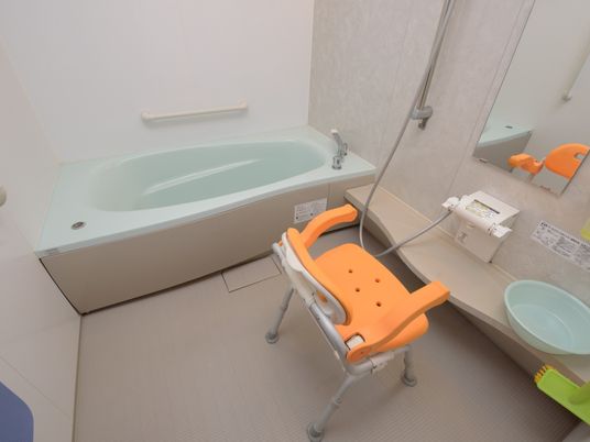 バリアフリー設計の浴室