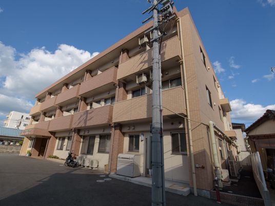 茶色い外壁の建物外観