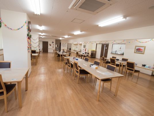 広い食堂の明るい様子