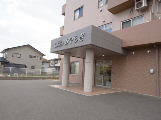  清潔感のある施設エントランス 