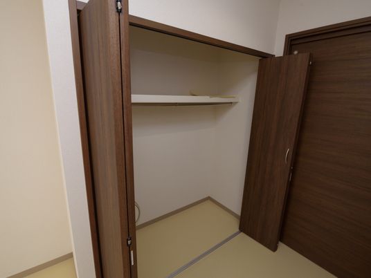 洋室の開いたクローゼット 