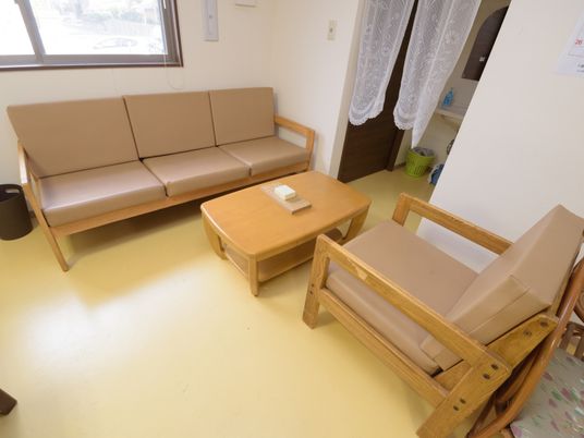  暖かみのある待合室  