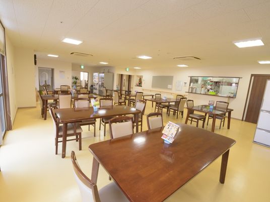 広々とした食堂の全景 