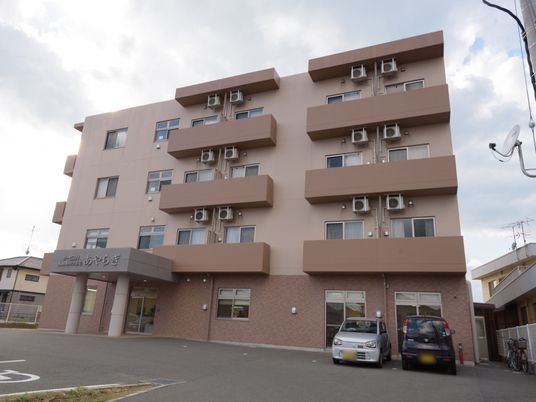  多階層モダン建築の外観  