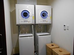 洗濯機と脱水機設備