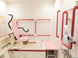 バリアフリーな浴室設備