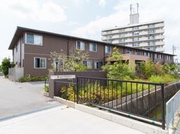 茶色の外壁の建物外観