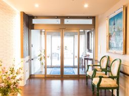 エントランスの明るい空間