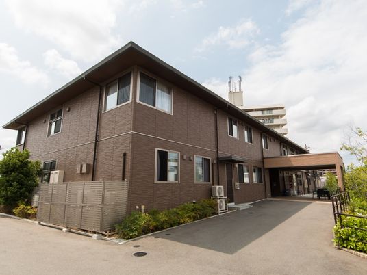 茶色の建物のエントランス