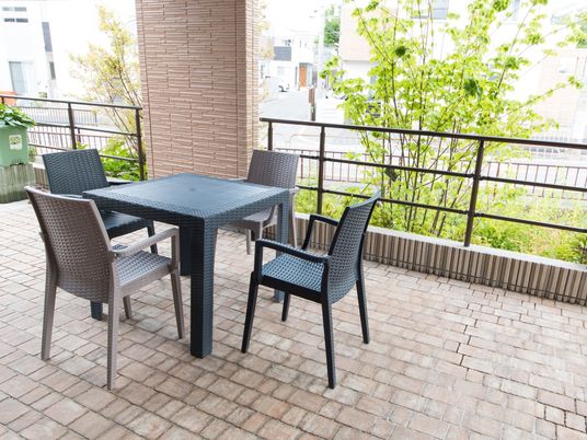 屋外のテーブルチェアセット
