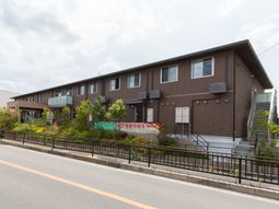 茶色い外壁の建物外観