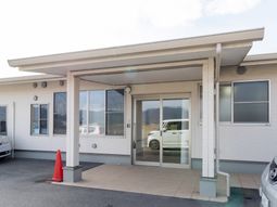 明るい外壁のエントランス