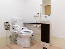 手すり付きの清潔なトイレ